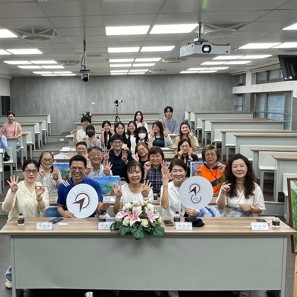 112-2 獎學金頒獎典禮暨 王嬿婷系友捐畫儀式